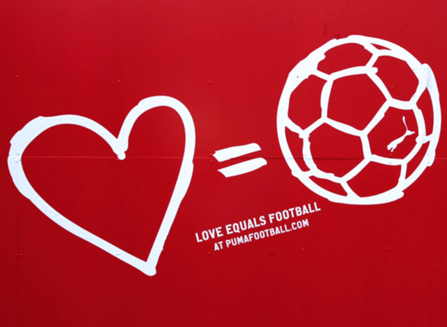 Обожаю футбол. Любовь к футболу. Love equals Football. Puma Football Love. Любовь к футболу картинки.