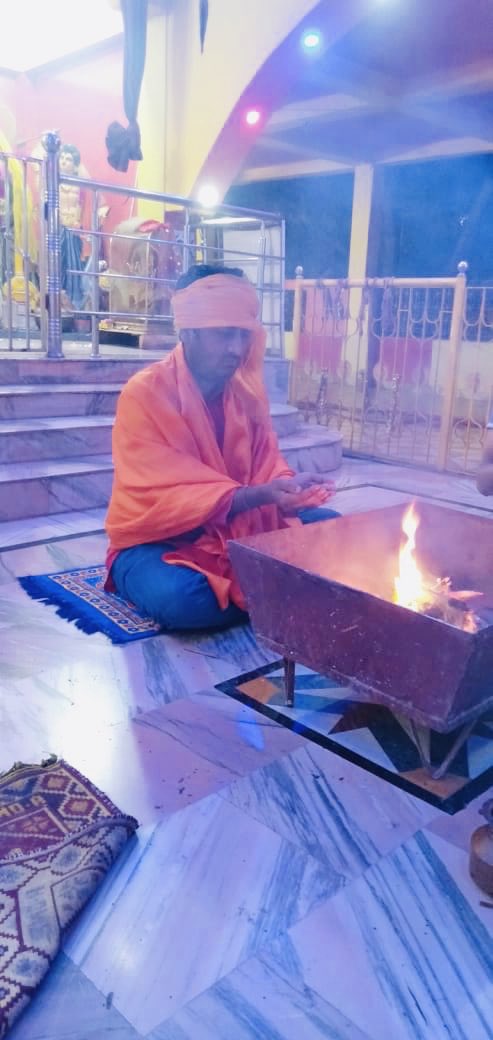 DigvijayHoPE's tweet photo. #SatvikProtest in Solidarity with our saints. Yagya at home while maintaining Physical distancing along with Pita Ji.
#PalgharMobLynching
@DrMohanBhagwat @KGopalRSS @kumarnandaj @blsanthosh @dr_satyapal @poonam_mahajan @RagiSangit @spsinghdu @DilipGhoshBJP @Amitava_BJP https://t.co/YVqIo7d7ub