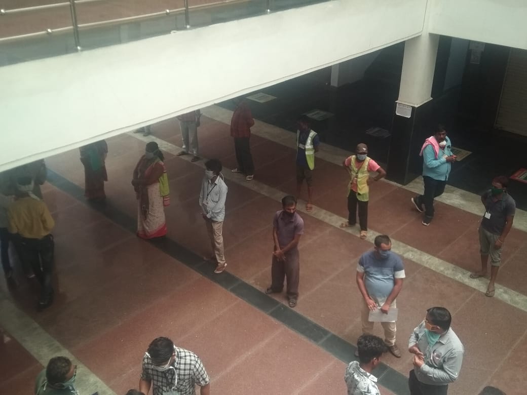 itvfoundation's tweet photo. iTV Foundation in association with Dabur is ensuring that all those Corona Warriors working on the front line have high immunity, we are distributing juices to cleaners working in Municipal Corporation in Raipur, Chhattisgarh.
 
@Inkhabar @NewsX 

#iTVFoundation #CoronaWarriors https://t.co/nOeTwb6lm3