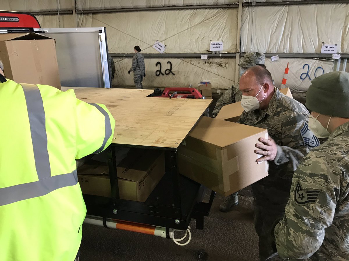 CTNationalGuard's tweet photo. This morning, our Guardsmen assisted DPH distribute PPE to town representatives at a distribution center in West Hartford. This PPE is scheduled to be further distributed by the municipalities to local small businesses in the coming days. #InThisTogether #ConnecticutsHomeTeam https://t.co/L3uL55mA2a