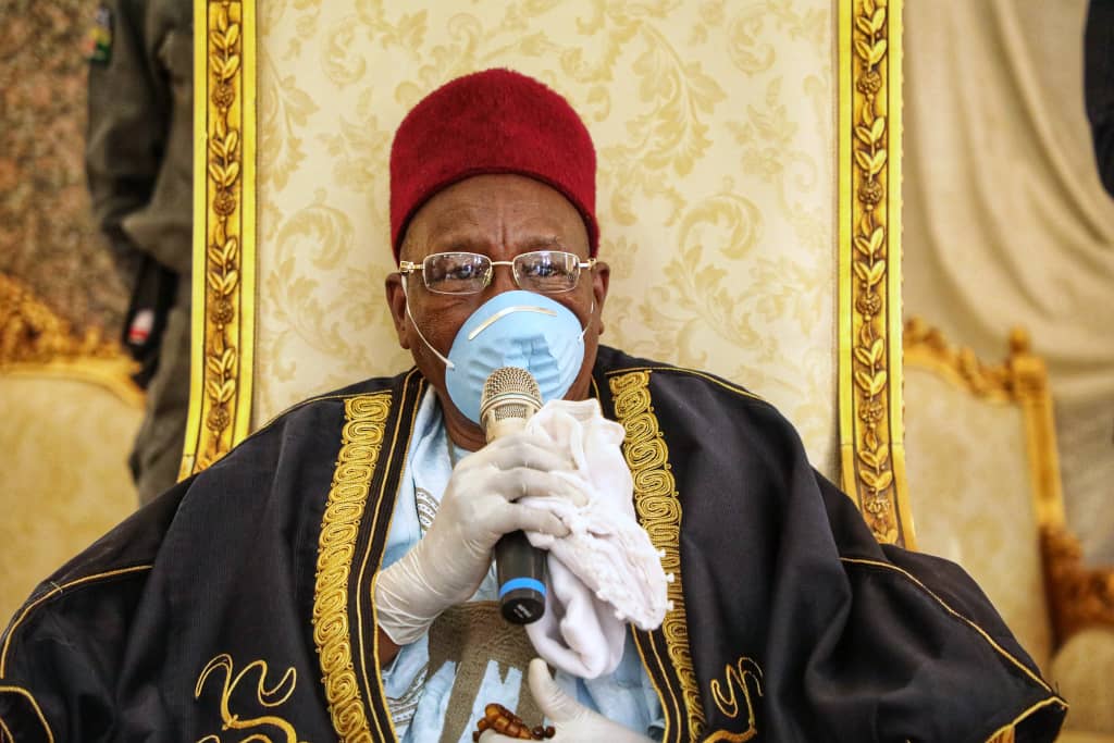 GovBorno's tweet photo. Shehu of Bama: @ProfZulum condoles with Shehu of Borno over Monarch's demise.. https://t.co/0mAXXab2Rp https://t.co/PvOIutkWxe