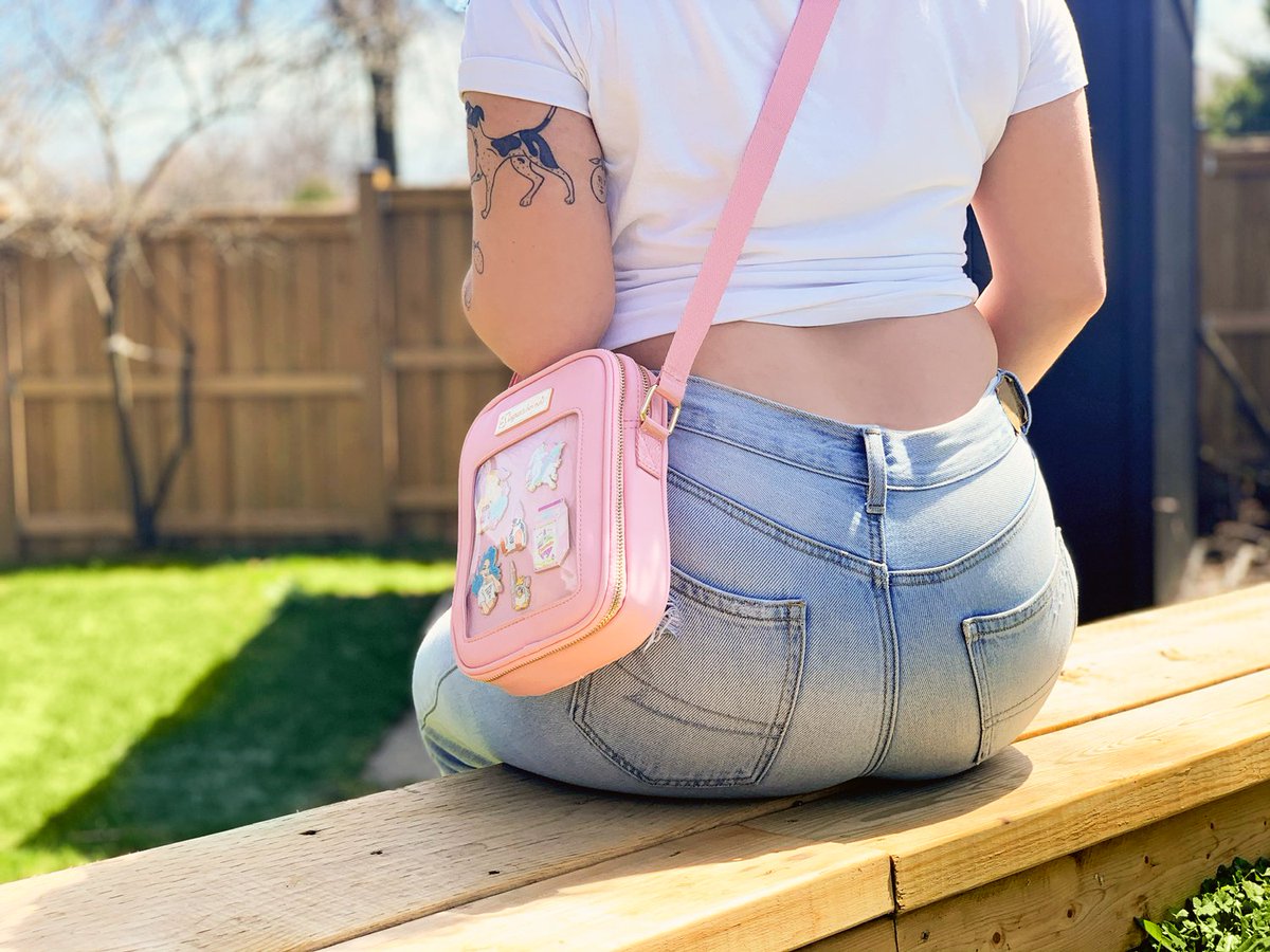 _sugarbones's tweet image. gonna do a lil give away before the new pin bag releases! I'll draw the winner tomorrow afternoon before the launch!

♡ follow and retweet (no QRTs) - that's all! ·͜·
♡ whatever color you like!
♡ open worldwide! 
♡ bag is 8/6.5/2.5 inches (hell yeah it fits the switch/lite!)