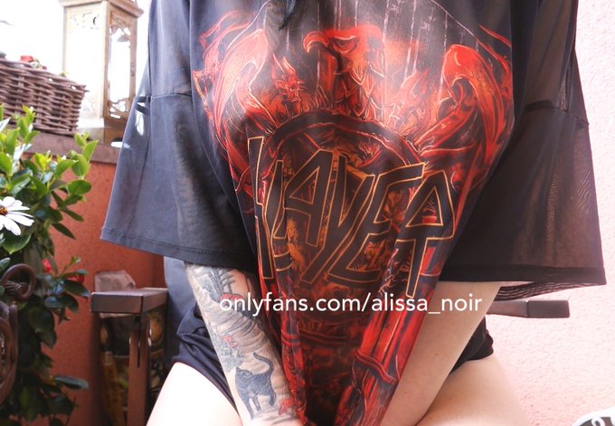 Boobs & Metal! ?? https://t.co/S2v4oHLDSP