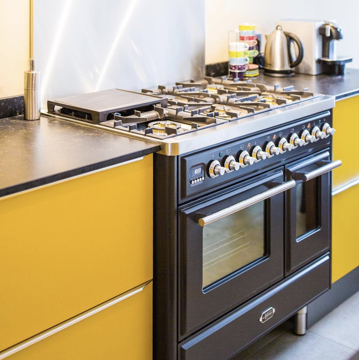 Geel… Een kleur die knalt! ⚡️Vooral in combinatie met dit prachtige zwarte Majestic fornuis! #Boretti #PassioneInCucina #GeleKeuken #KeukenInspiratie #KeukenStyling #InterieurStyling