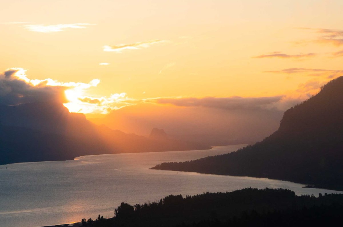 TravelOregon_nl's tweet photo. Nu het mooie weer even op zich laat wachten, kun je thuis op de bank genieten van de mooiste plekken in Oregon. Visit USA heeft namelijk de mooiste reisverhalen van de USA voor je gebundeld in de GoUSA TV app. Download de app gratis en bekijk (één van) de Oregon afleveringen! https://t.co/2lrnYSY8JM