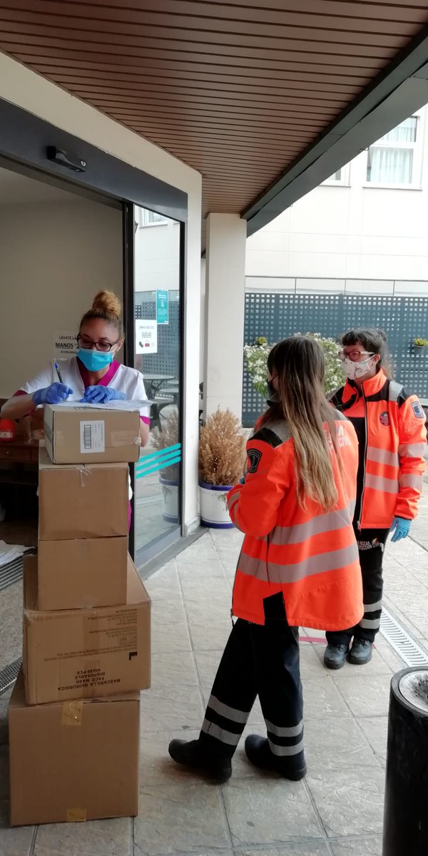 LasRozasPCivil's tweet photo. PCLasRozas, está tarde nos encontramos repartiendo material desde el IFISE, a distintas Residencias y centros de Las Rozas y Las Matas. https://t.co/21wI09O56T
