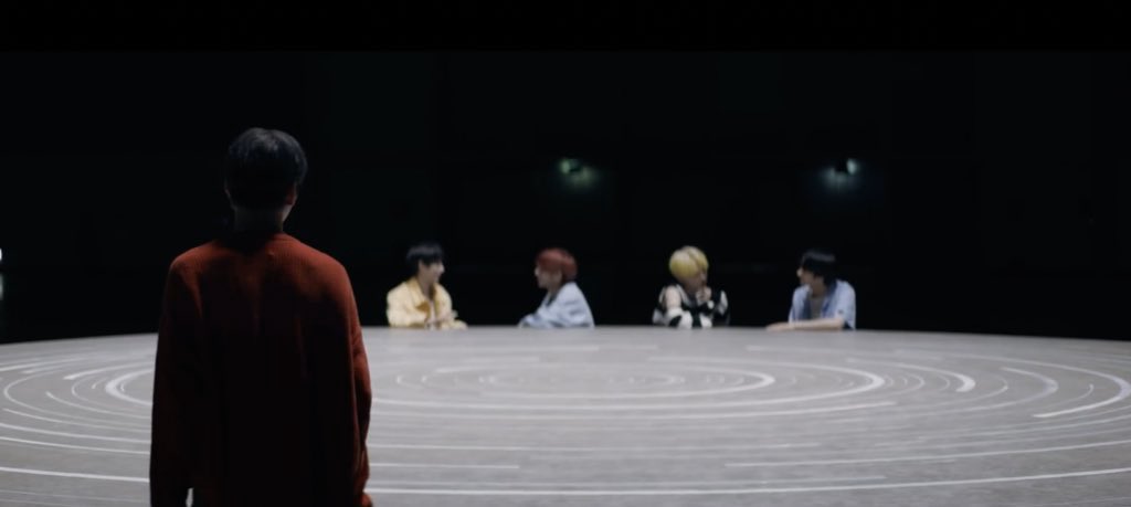 เปนเรื่องที่หลอนมาก ตอนแรกอยู่ด้วยกัน 5 คน แต่อยู่ๆซูบินก้เริ่มห่างจากทุกคนมากขึ้น ถึงแม้จะพยายามเดินไปหาแล้ว ก้เหมือนเดินวนไปเรื่อยๆ เหมือนอยู่ในโคจรเดียวกันแต่ห่างกัน แล้วมันมีสายตานึงมองอยู่ เหมือนเป็นสายตาปีศาจที่เหมือนจ้องจะทำร้าย 4 คนนั้น