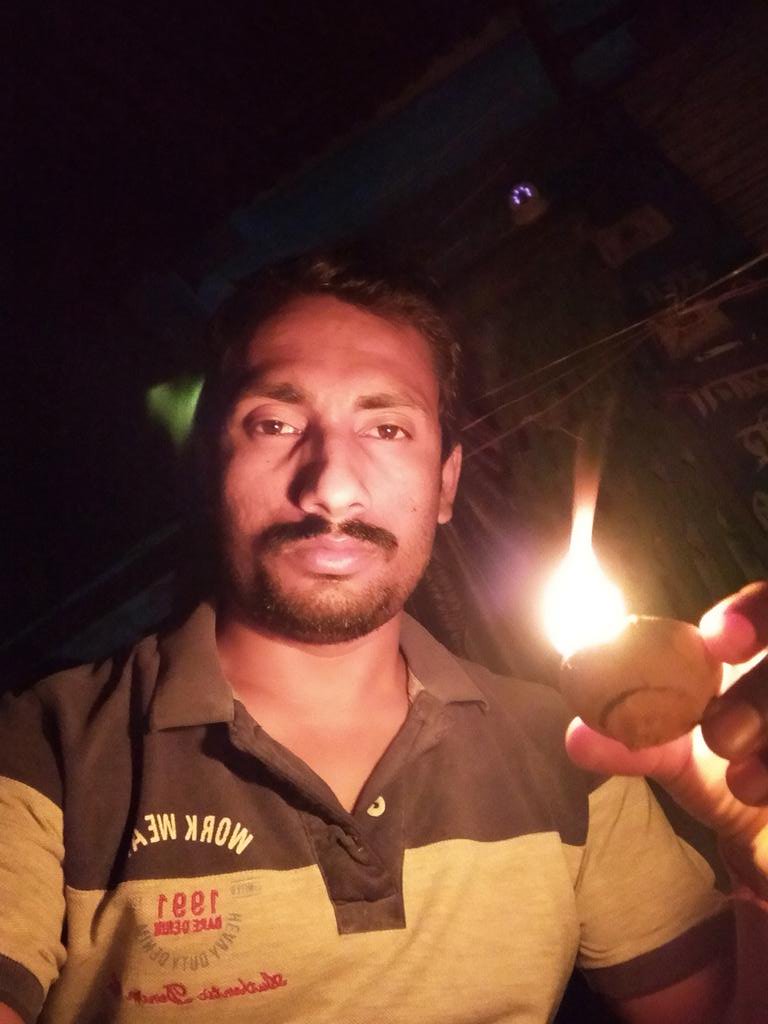sahsubodh's tweet photo. #PalgharMobLynching में दिवंगत तीनों पुण्यात्माओं के शान्ति हेतु आज स्थानीय मंदिर और घर पर दीप प्रज्वलित, शांति प्रार्थना व रात्रि भोजन का त्याग(#अन्नासन) कर श्रद्धांजलि अर्पित की। #shankaracharyajayanti
#SatvikProtest
#JusticeForSadhus
#सनातन_विरोधी_कांग्रेस https://t.co/ziAcTzNZqe