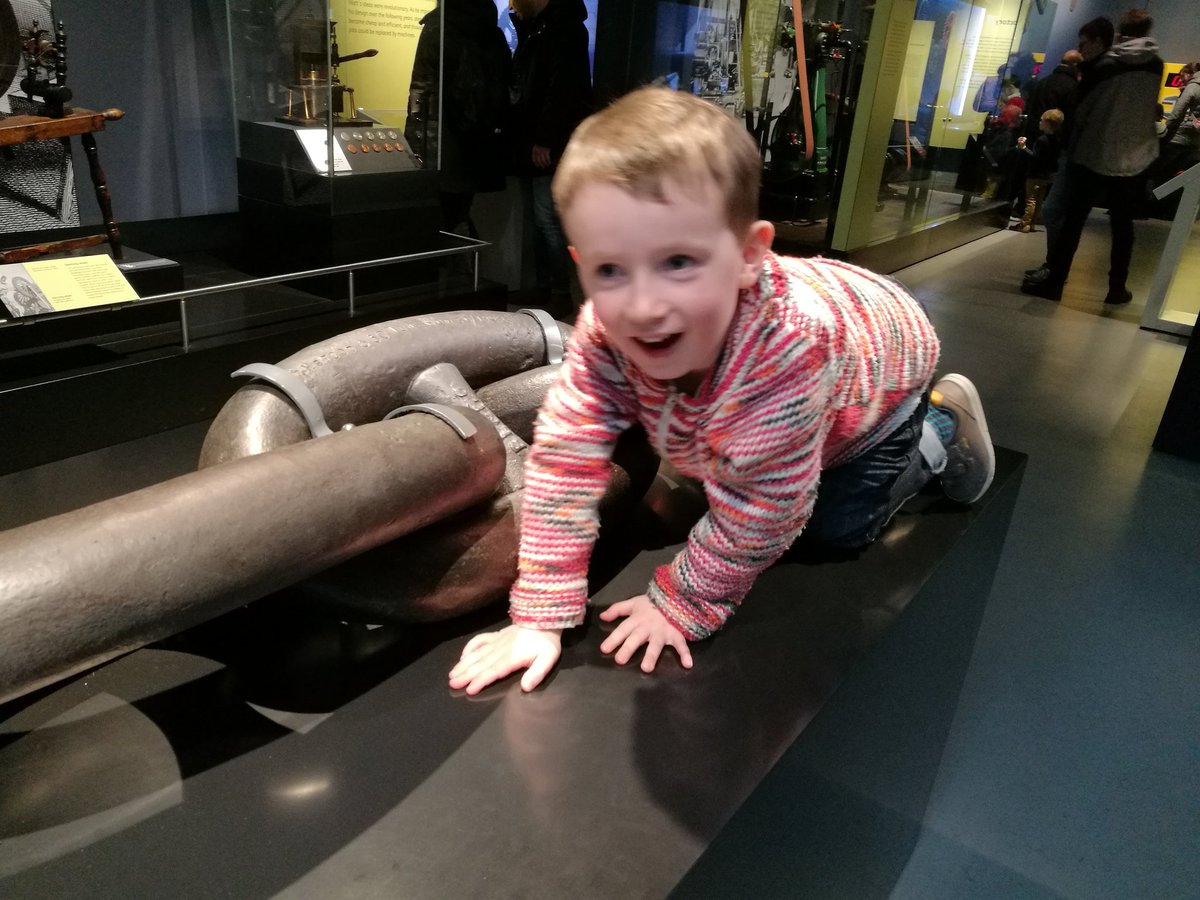 #MuseumsUnlocked here's a #blackcountry boy happily meeting some giant chain in Chambers St #Edinburgh <a href="/NtlMuseumsScot/">National Museums Scotland</a> a favourite from my childhood, couldn't find any pictures of amazing local Black Country industrial collections😕 but shoutout to <a href="/BilstonCraftGal/">BilstonCraftGallery</a> 18c #enamels