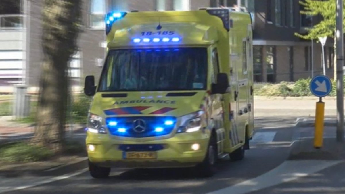 VIDEO:  A1 #Ambulance 18-185 Met Spoed naar de Piet Heinstraat in #Sliedrecht ..