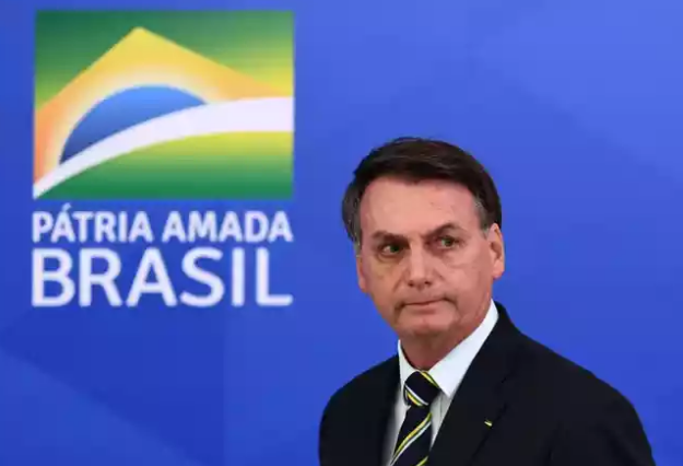 correio's tweet photo. Bolsonaro não lê decretos antes de assinar: "muitas vezes não tenho como" https://t.co/QbBS9FXwMN https://t.co/p3AjKBFkYk