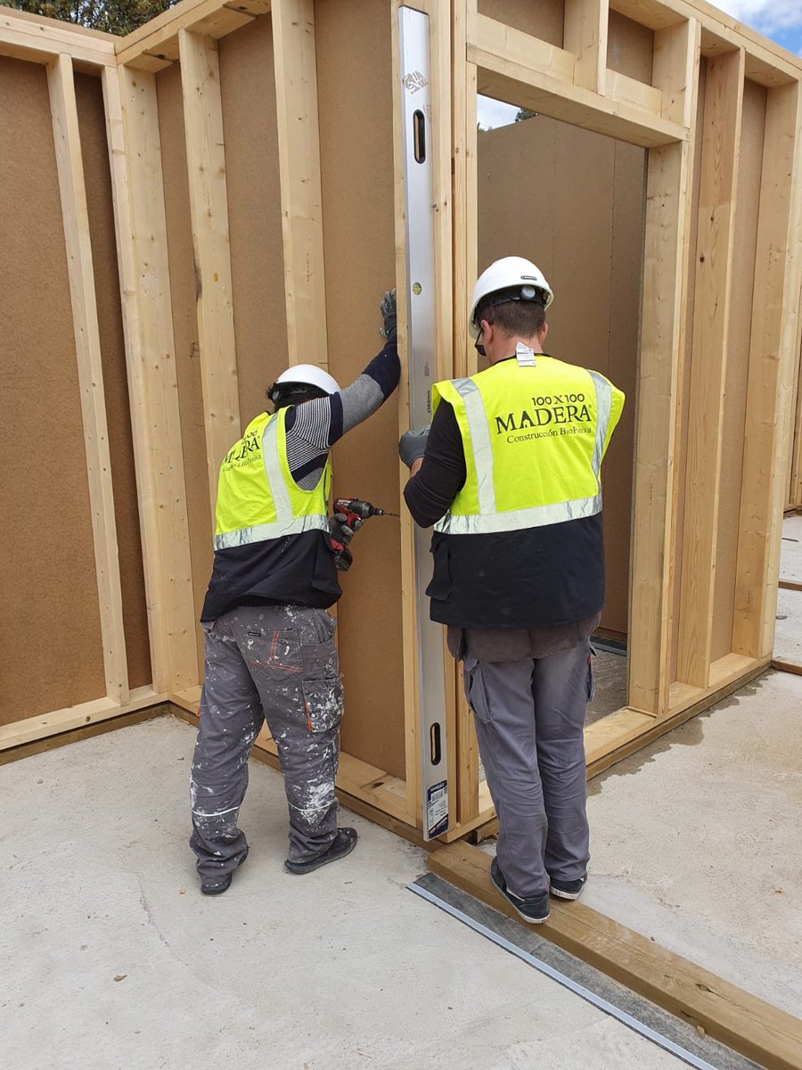 BioPasiva_'s tweet photo. Comenzamos nuevo proyecto en #HoyoDeManzanares. Una nueva casa  #biopasiva de 130 m². Ha sido fabricada por nosotros y en este caso por temas logísticos hemos tenido que montar in situ los muros y tableros,3 días de montaje. 💪 #saludable respetuosa con el #medioambiente #CeroCo2 https://t.co/Iueige4AG1