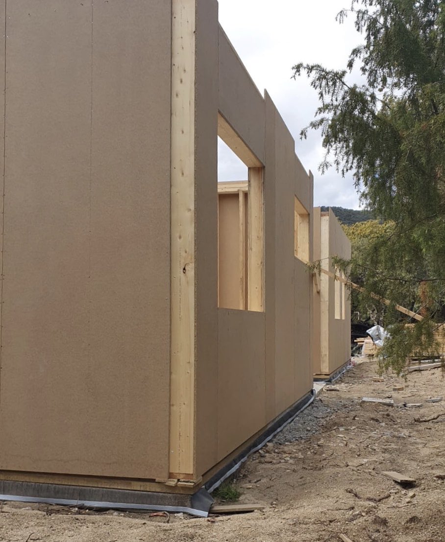 Comenzamos nuevo proyecto en #HoyoDeManzanares. Una nueva casa  #biopasiva de 130 m². Ha sido fabricada por nosotros y en este caso por temas logísticos hemos tenido que montar in situ los muros y tableros,3 días de montaje. 💪 #saludable respetuosa con el #medioambiente #CeroCo2