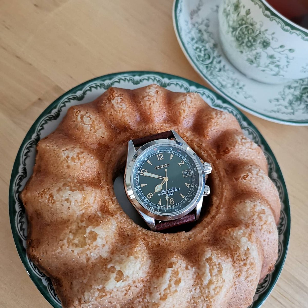 abcxyz_jp's tweet image. Alpinistic cake. 🗻⌚🍰

#selfisolationbaking #baking #cake #seiko #watch #seikoalpinist #sarb017 #rörstrand #teatime #ケーキ #ベーキング #ティータイム #セイコーアルピニスト