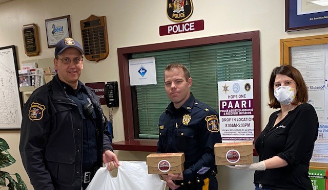 TeriDiGrande's tweet photo. Today @StateFarm we celebrated #StateFarmPayItForward day! I had a great visit with our local @MorrisPlainsPD thanking them for their bravery and service! Thanks to @AppleSpice in Parsippany for the yummy boxed lunches! @SF_JenYoung @TeriDiGrande #DiGrandeAgency https://t.co/XLWQ4IJJL9