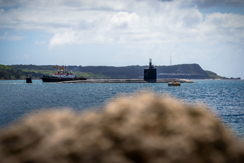 The @PacificSubs fast-attack submarine USS Topeka #SSN754 transits Apra Harbor on @NBGuam as part of regularly scheduled #deployment to the Indo-Pacific. #ProfundeCogitate #FreeandOpenIndoPacific.