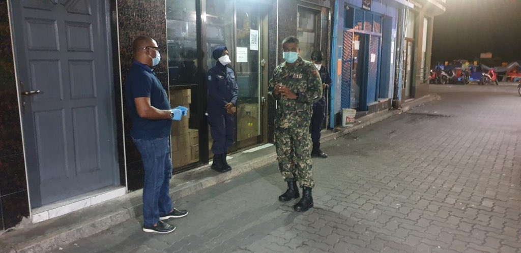 MaleCitymv's tweet photo. Council aai @MNDF_Official gulhigen Male’ ge eki sarahaddhu thah disinfect kurun. #StayHome #StaySafe https://t.co/V8X4mcDN9N