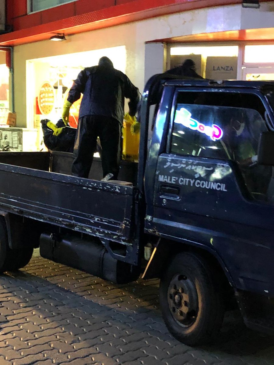 MaleCitymv's tweet photo. Council aai @MNDF_Official gulhigen Male’ ge eki sarahaddhu thah disinfect kurun. #StayHome #StaySafe https://t.co/V8X4mcDN9N