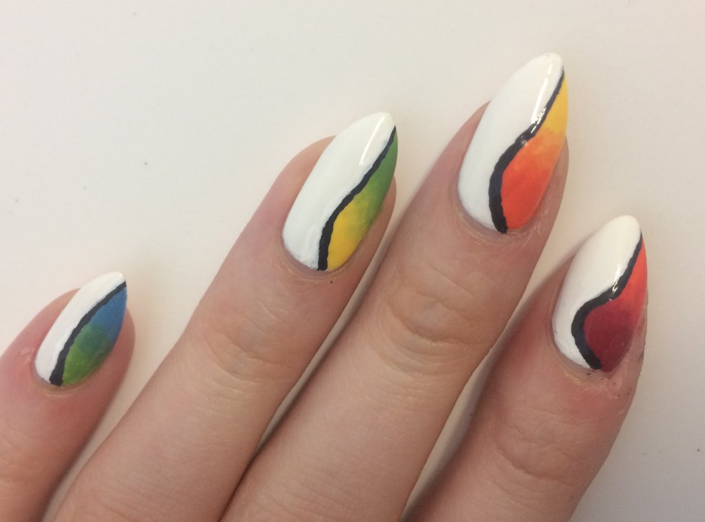 nodleeee's tweet photo. Flatten the curve. One with glitter and holo and the other one without because I couldn‘t decide xD #holotacostayathomenailart @holotaco https://t.co/mzRE97QknN