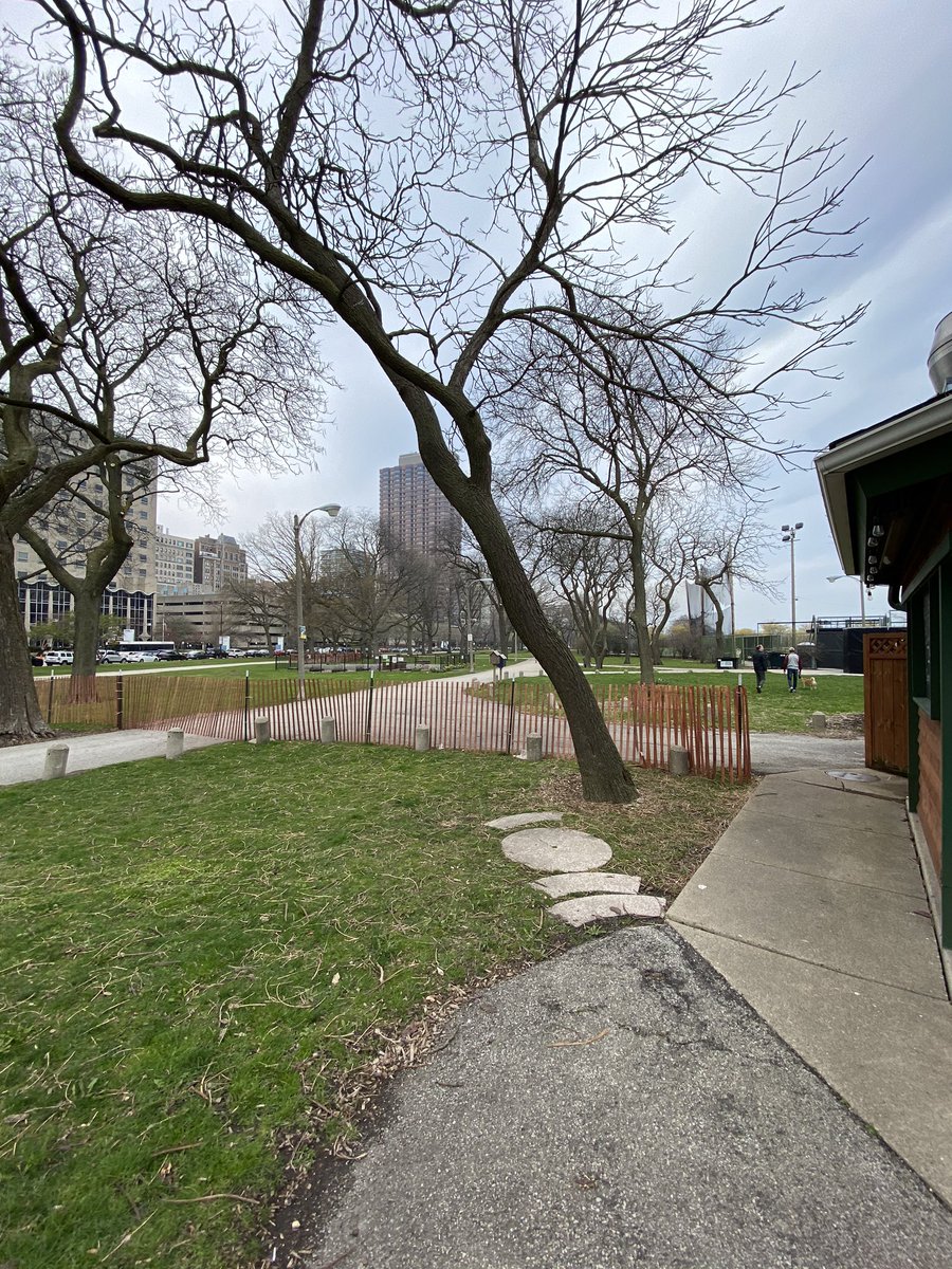 samzoll22's tweet photo. This is common sense, @LoriLightfoot, less space means less #SocialDistancing. Your fences are not stopping anyone, just forcing people closer together. Help Chicago out, open up the parks and lakefront so we can s p r e a d o u t!!! https://t.co/rCcdScogm8