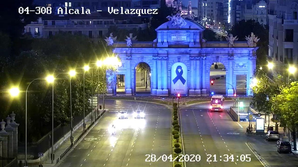 PlatMadNocturno's tweet photo. Si #YoMeQuedoEnCasa ¿por qué se iluminan con ostentación monumentos, fachadas, iglesias, palacios, parques cerrados, anuncios o pantallas LED? Las necesidades sociales que tenemos NO permiten justificar ese gasto en alumbrado no esencial (ni su contaminación lumínica) #LucesFuera https://t.co/NIO9D5m6CW