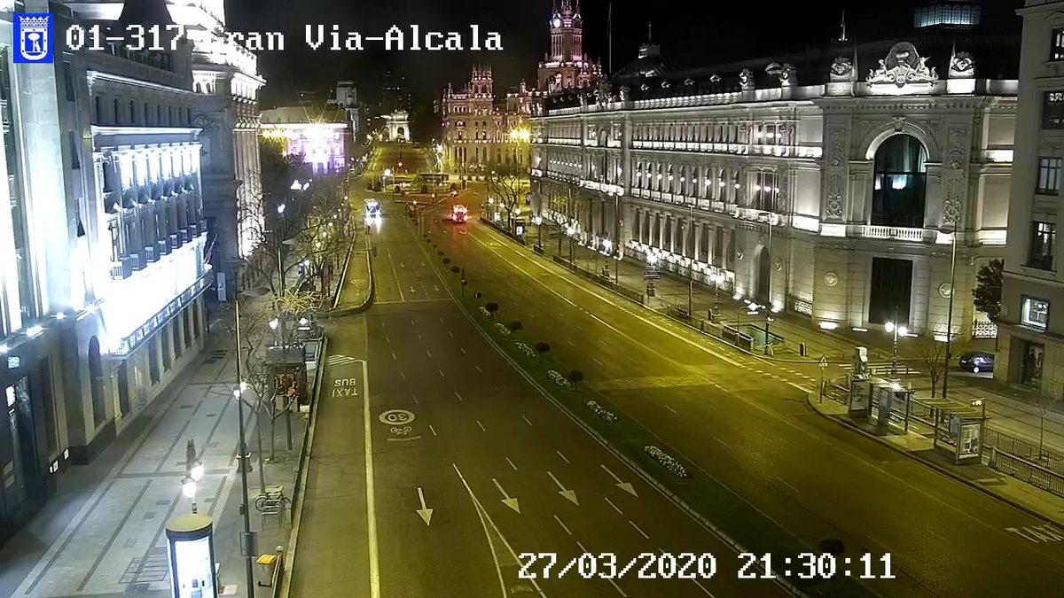 PlatMadNocturno's tweet photo. Si #YoMeQuedoEnCasa ¿por qué se iluminan con ostentación monumentos, fachadas, iglesias, palacios, parques cerrados, anuncios o pantallas LED? Las necesidades sociales que tenemos NO permiten justificar ese gasto en alumbrado no esencial (ni su contaminación lumínica) #LucesFuera https://t.co/NIO9D5m6CW