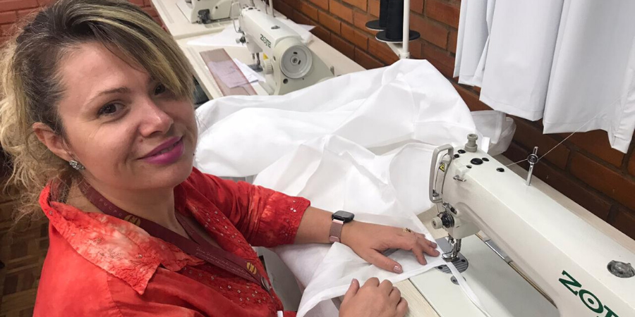 PUCPRoficial's tweet image. Meus professores só me dão orgulho ❤!! Professores da universidade criaram modelos de aventais e toucas, para profissionais de #saúde. Já foram #doados 500 kits😁para hospitais de Curitiba.
Confira: mla.bs/7fe516c7 
#todosjuntos #pucpr #multiversidadepucpr