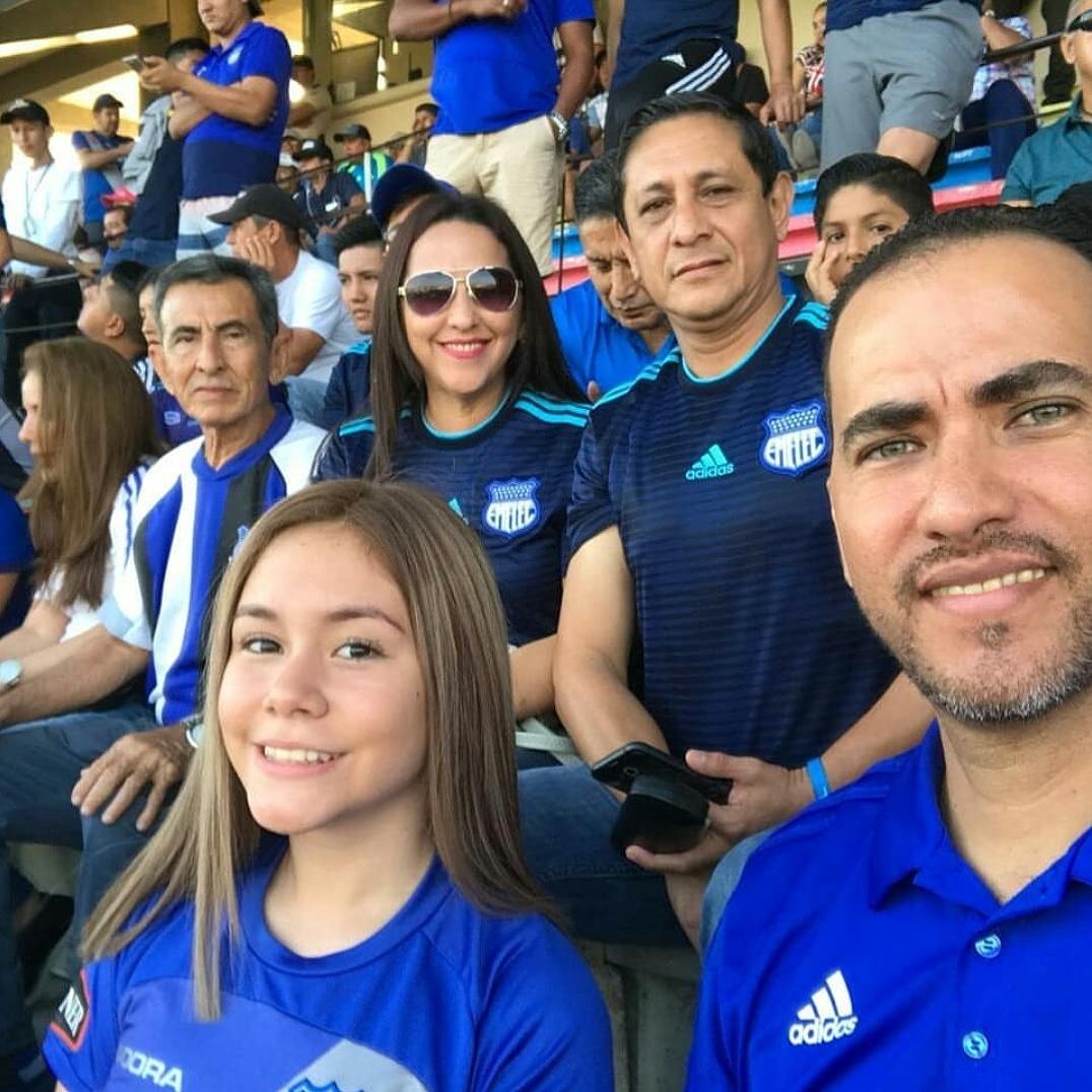 cmera75's tweet photo. @CSEmelec Feliz Cumpleaños Emelec #91AñosALaDistancia celebrando recordando gratos momentos en #FamiliaAzul Siempre contigo Bombillo del Alma 💙⚽️ #MantaEsAzul https://t.co/Nvd2WNGdEr