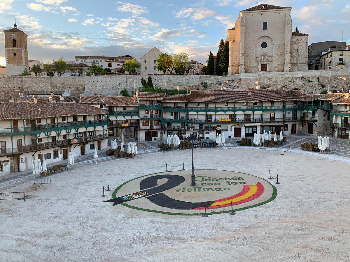 Nievesalju's tweet photo. Así rendimos homenaje a las víctimas en Chinchón.
#COVID19 #cuarentena #coronavirus #desescalada https://t.co/ABGy7FjWwG