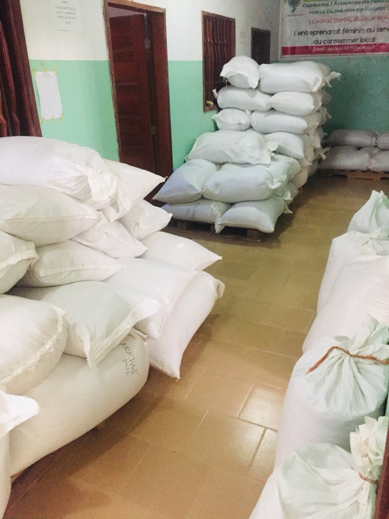 papis2_0's tweet photo. Une journée pas comme les autres en ce moment d’alerte générale on a pu fini la production de #farinedemil #sankhal #thiakry #thiere #arraw qu’on doit livrer à #thile #boubacar pour une aide alimentaire à partenariat avec la #TAS @FAOSenegal https://t.co/OOtOIS4uUQ