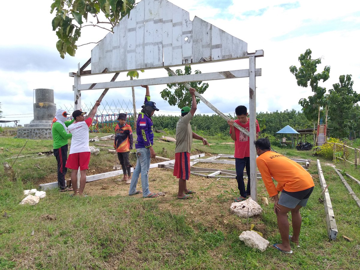 Semangat gotong royong pemuda bersama masyarakat sekitar untuk pengembangan Bukit Kunci..
#bukitkunci