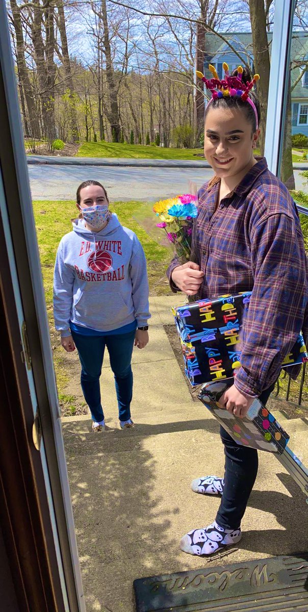 RachRave's tweet photo. Dropped off birthday gifts for my sister this morning and my whole family went “awwwww” 🌸 https://t.co/1zCVSHlHHw