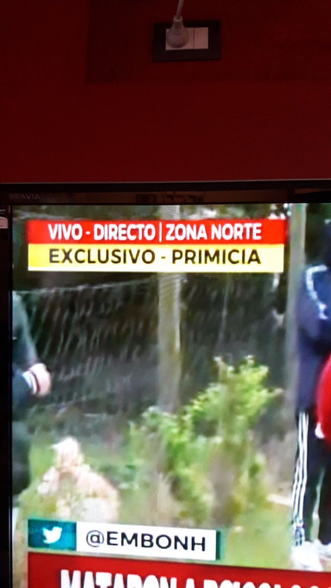 radioMASpilar's tweet photo. FEMICIDIO @MunicipioPilar 
Esto es en Villa Verde. No lo dice @cronica no se entiende por qué?La ex pareja tenía perimetral,ingresó a la casa la mató a apuñaladas. La hija de Patricia recibió dos puntazos y pudo escapar.El asesino intentó cortarse el cuello y fue internado. https://t.co/KaxWkGsNx4
