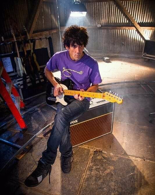 alexiriver's tweet photo. Nos quedamos atascados en un mundo equivocado donde no existen las gracias ni el perdón 🎵
#Guasones 🃏
#FacuSoto 🎸 https://t.co/kG10CrPgqK