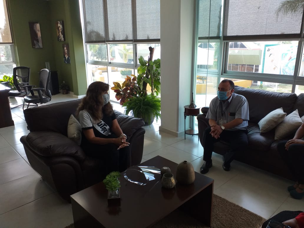 UTNAgs's tweet photo. Entrega UTNA 80 máscaras protectoras al Hospital General de Pabellón de Arteaga. El Dr. Osni Hidalgo Molina, director del nosocomio recibió de manos de la rectora, María Angélica Martínez Diaz este material para médicos, enfermeras y personal del hospital.
#OrgulloUTNA https://t.co/NjxKQyt8EU