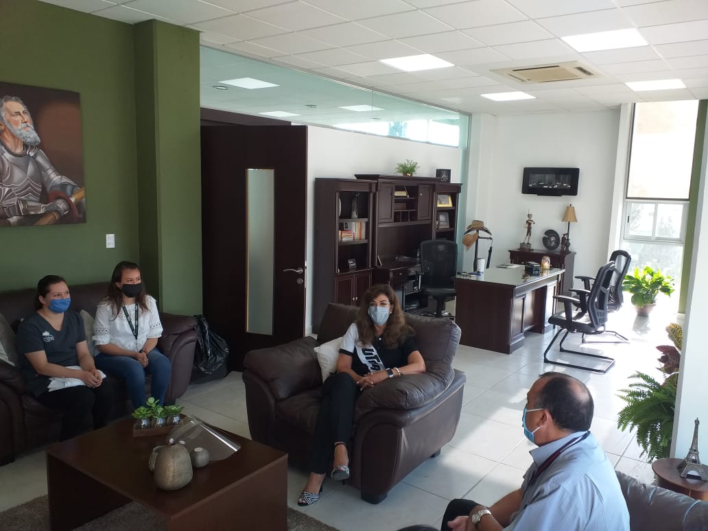 UTNAgs's tweet photo. Entrega UTNA 80 máscaras protectoras al Hospital General de Pabellón de Arteaga. El Dr. Osni Hidalgo Molina, director del nosocomio recibió de manos de la rectora, María Angélica Martínez Diaz este material para médicos, enfermeras y personal del hospital.
#OrgulloUTNA https://t.co/NjxKQyt8EU