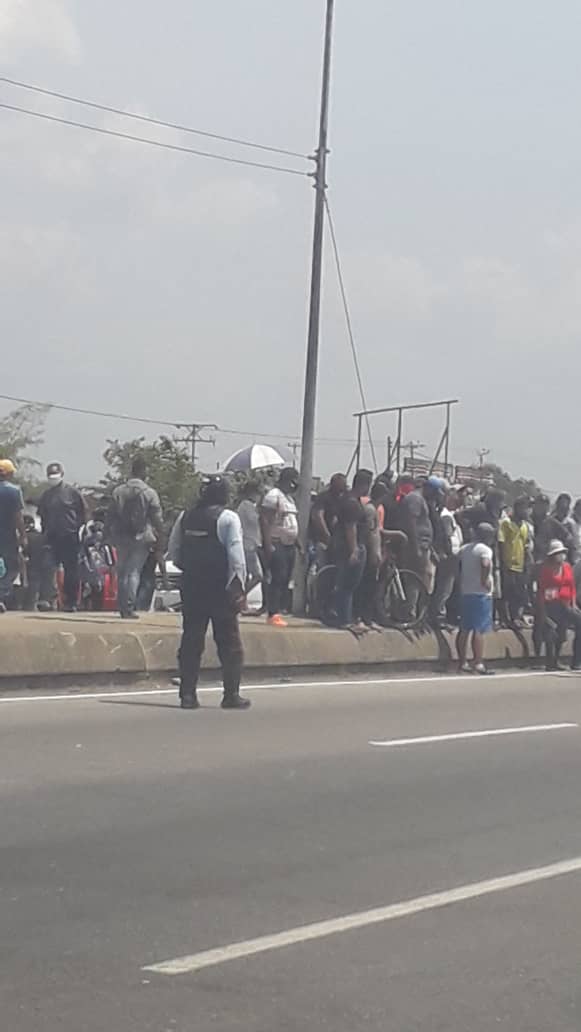 Reportan protesta en la Autopista Sur de Valencia #Carabobo debido a que el combustible que llegó en la mañana se terminó y solo surtieron 120 vehículos de una fila kilométrica. GNB en el lugar @vpitv