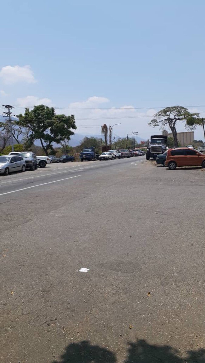 En #Carabobo usuarios denuncian que pasan 6 días en cola para surtir gasolina: "Señor gobernador tenemos  6 dias durmiendo en los carros esperando una gandola de gasolina <a href="/rafaellacava10/">Rafael Lacava</a>" <a href="/gallardo_ailice/">Ailice.gallardo</a>