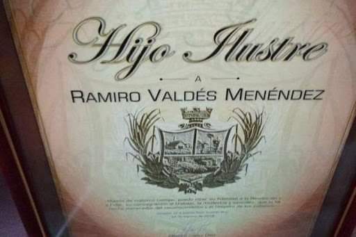 GretzaP's tweet photo. Humildad, sencillez y mucho coraje!! Un digno hijo ilustre Villaclareño!! Felicidades comandante!! Y que cumpla muchos más..@yudi_mercedes @AlbertoLpzDiaz @DrRobertoMOjeda @DiazCanelB @japortalmiranda https://t.co/T0lU0vIHiV