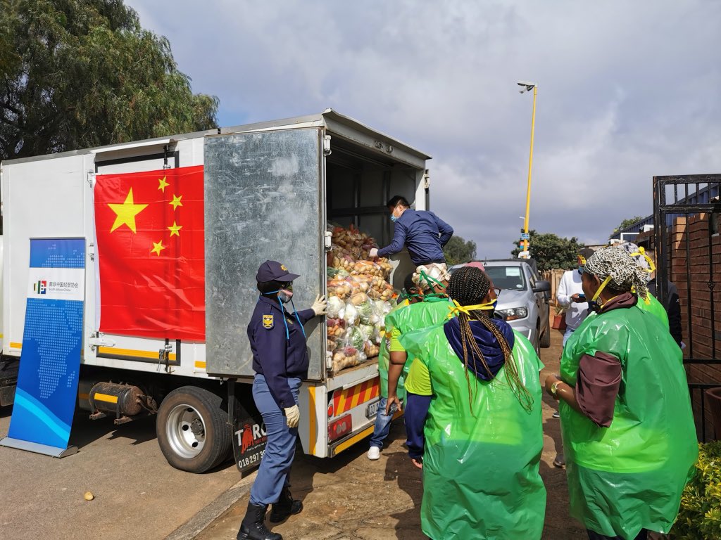 AmbWuPeng's tweet photo. During the lockdown, local farm run by Chinese farmers donates fresh vegetable to the local community in SA. “Our farm is small, but we are gonna do whatever we can to help out.” said Mr. Wang, owner of the farm. Thank you for doing this. https://t.co/TxWKVObCwu