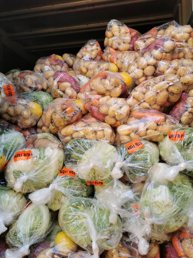 AmbWuPeng's tweet photo. During the lockdown, local farm run by Chinese farmers donates fresh vegetable to the local community in SA. “Our farm is small, but we are gonna do whatever we can to help out.” said Mr. Wang, owner of the farm. Thank you for doing this. https://t.co/TxWKVObCwu
