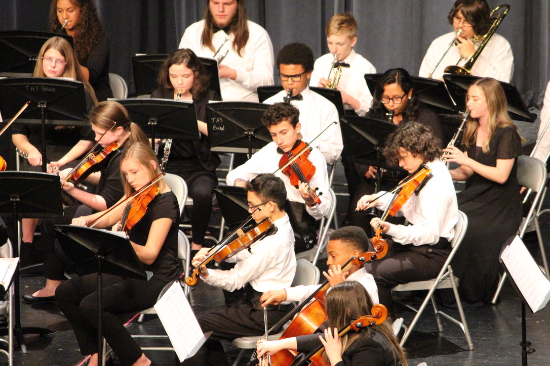 TxkSymphony's tweet photo. Do you Love Texarkana?  We sure do and we want to Keep the Music Playing!  Please considering supporting the TSO and TYSO during this hour (11:00AM-12:00PM).  ETGD has bonus dollars for the non-profit raising the most funds during this hour!  @ETCFGives  #ETGivingDay https://t.co/QJjSvA1LVz
