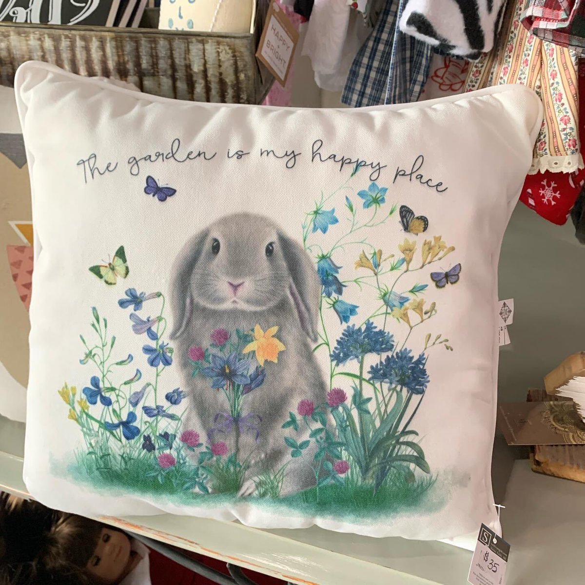 Neighbors_Smith's tweet photo. #StayingatHome has its benefits—like extra time to do some therapeutic gardening. 

We love this garden-inspired throw pillow from Live in Color with Seriously Distressed Furniture at #NeighborsandSmith! #StayHome #StaySafe https://t.co/OskrtMjREz