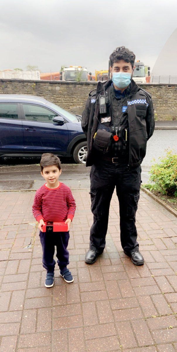 Thankyou to Sergeant  @TuseefAhmed27 and PCSO Sohail for Ayaan’s Ramadan Gift. He was delighted with small gesture whilst being stuck at home during this pandemic. Keep up the good work. #RamadanAtHome #Ramadan2020 #COVID19 #StayAtHomeSaveLives #keyworkers #frontlinestaff