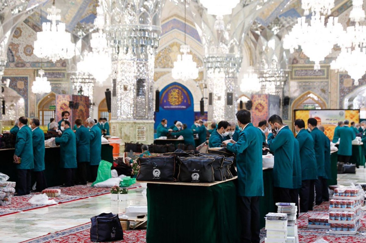 mujtabaff's tweet photo. Although the doors of the holy shrine of Imam Reza (as) are still closed, the servants  continue serving iftar food to the people in different forms.

The servants of Imam Reza (as) provide poor families with over 175k food packages.

#masshad #imamreza #iran https://t.co/8Ut7exGVry