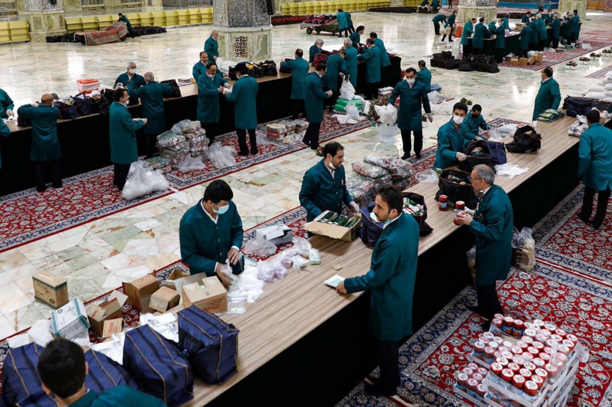 mujtabaff's tweet photo. Although the doors of the holy shrine of Imam Reza (as) are still closed, the servants  continue serving iftar food to the people in different forms.

The servants of Imam Reza (as) provide poor families with over 175k food packages.

#masshad #imamreza #iran https://t.co/8Ut7exGVry