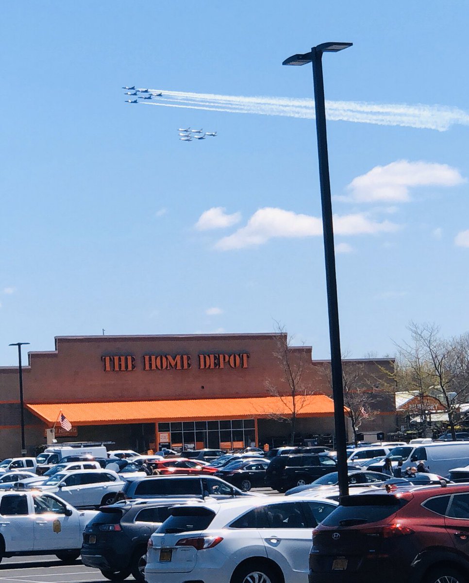 Air Force Thunderbirds and Navy Blue Angels flying over Setauket Home Depot #EssentialWorkers #thankyou <a href="/DawnOsorio/">Dawn Vanterpool</a> <a href="/VSuarezHD/">Valentin Suarez</a> <a href="/MsCarly_HD/">Carly Ulrich</a> <a href="/1265Infocus/">Infocus 1265</a> <a href="/nyyroro/">Ro Rodriguez</a>