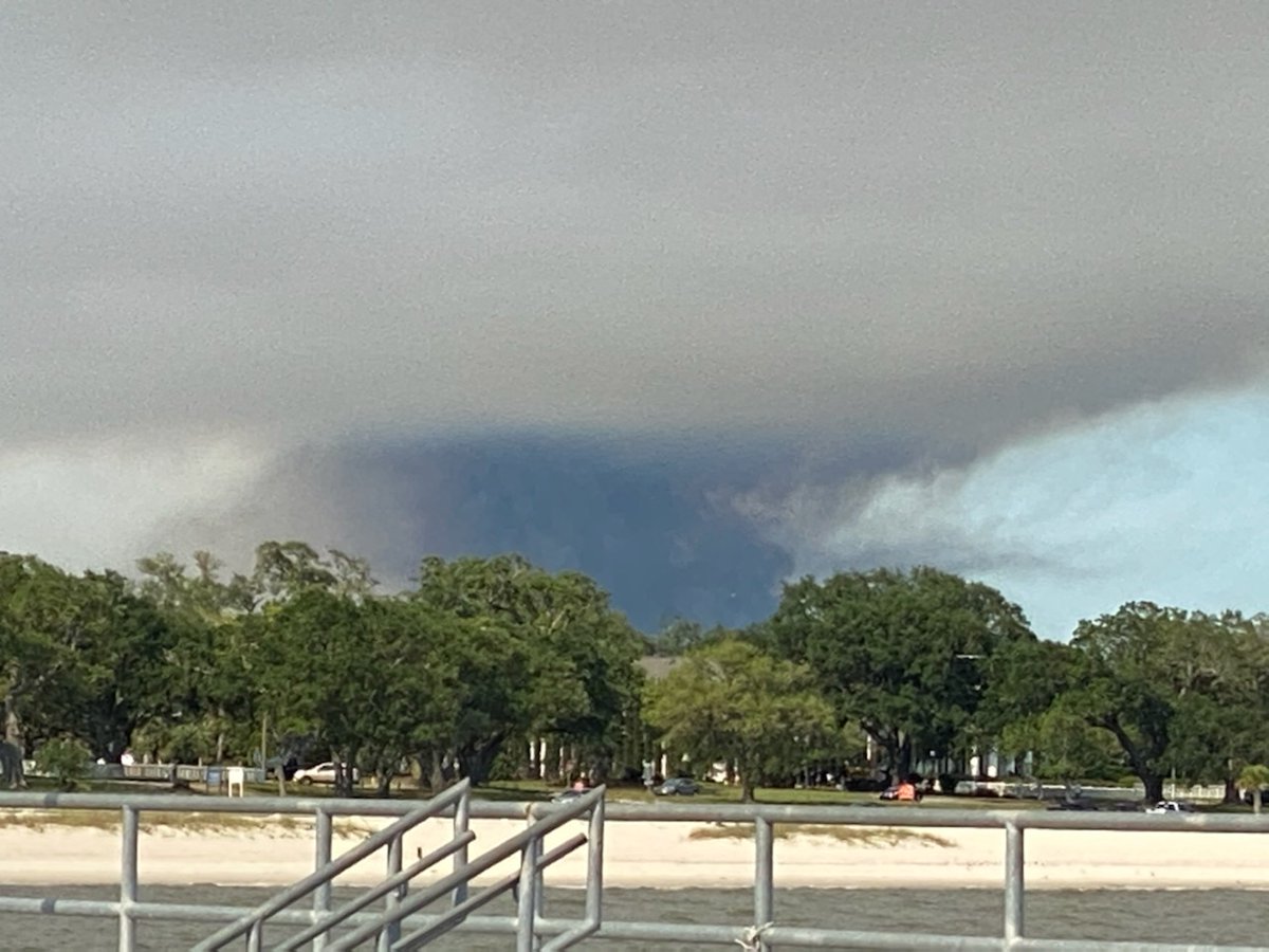 StateForesterMS's tweet image. As crews continue to fight a massive fire in Harrison County, the @MSForestryComm encourages everyone in south MS to avoid outdoor burning. While there are no current burn bans, current weather conditions (wind, low humidity &amp;amp; lack of rain) increase #wildfire risk. #MSforestry