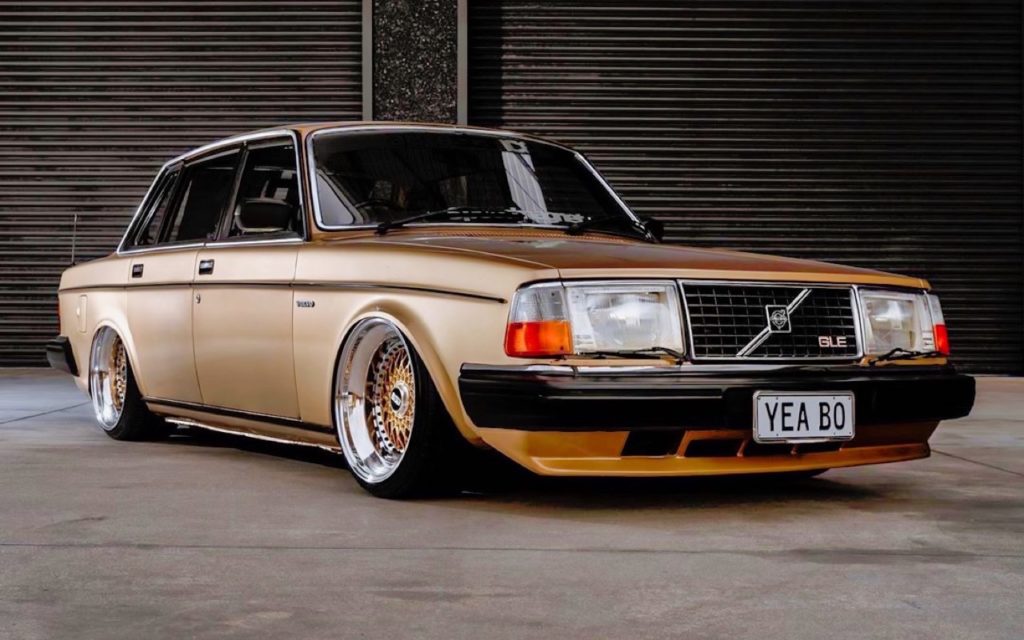 dledmv's tweet photo. '82 #Slammed #Volvo 244 GLE... Best in Show ! - https://t.co/SdhwSXn09I - #Airride #DLEDMV #Airlift #Bagged #BBS #Best_In_Show #Gram_Nationals #NZ_Performance_Car #Retro_Course #Volvo_240 #Volvo_244 #Weber https://t.co/f7NYL8pLGh
