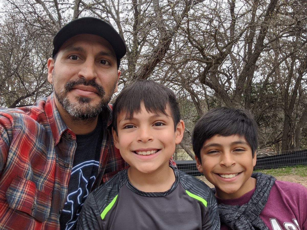 CastroRayburn's tweet photo. For #togethertuesday I'm repping my Houston Astros and posting a pic with my two pint-sized besties. @TexanCounselors @SamRayburn_HS #RayburnRallyWeek https://t.co/X0RxYvPCJ6